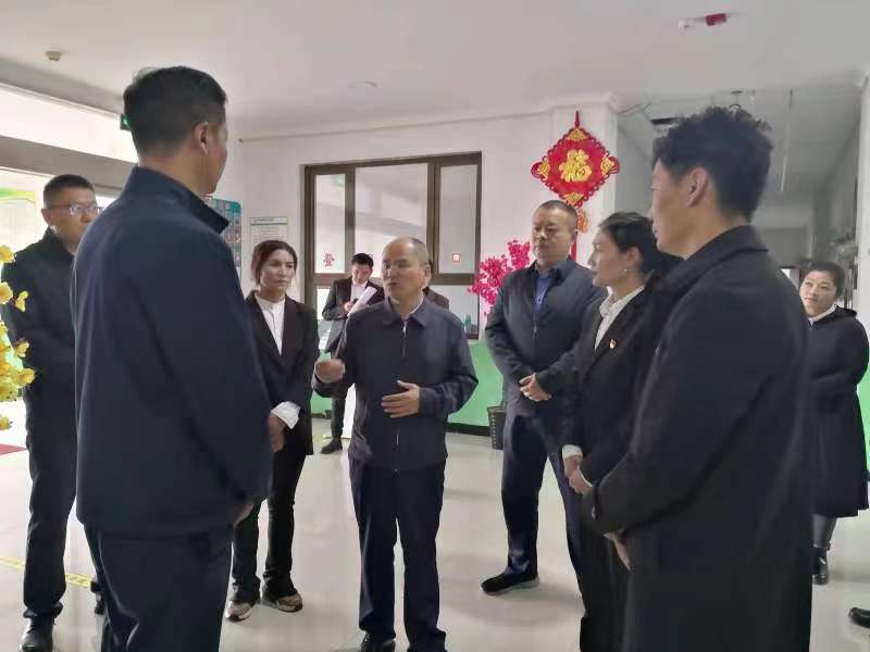 图为调研河南县残疾人托养机构